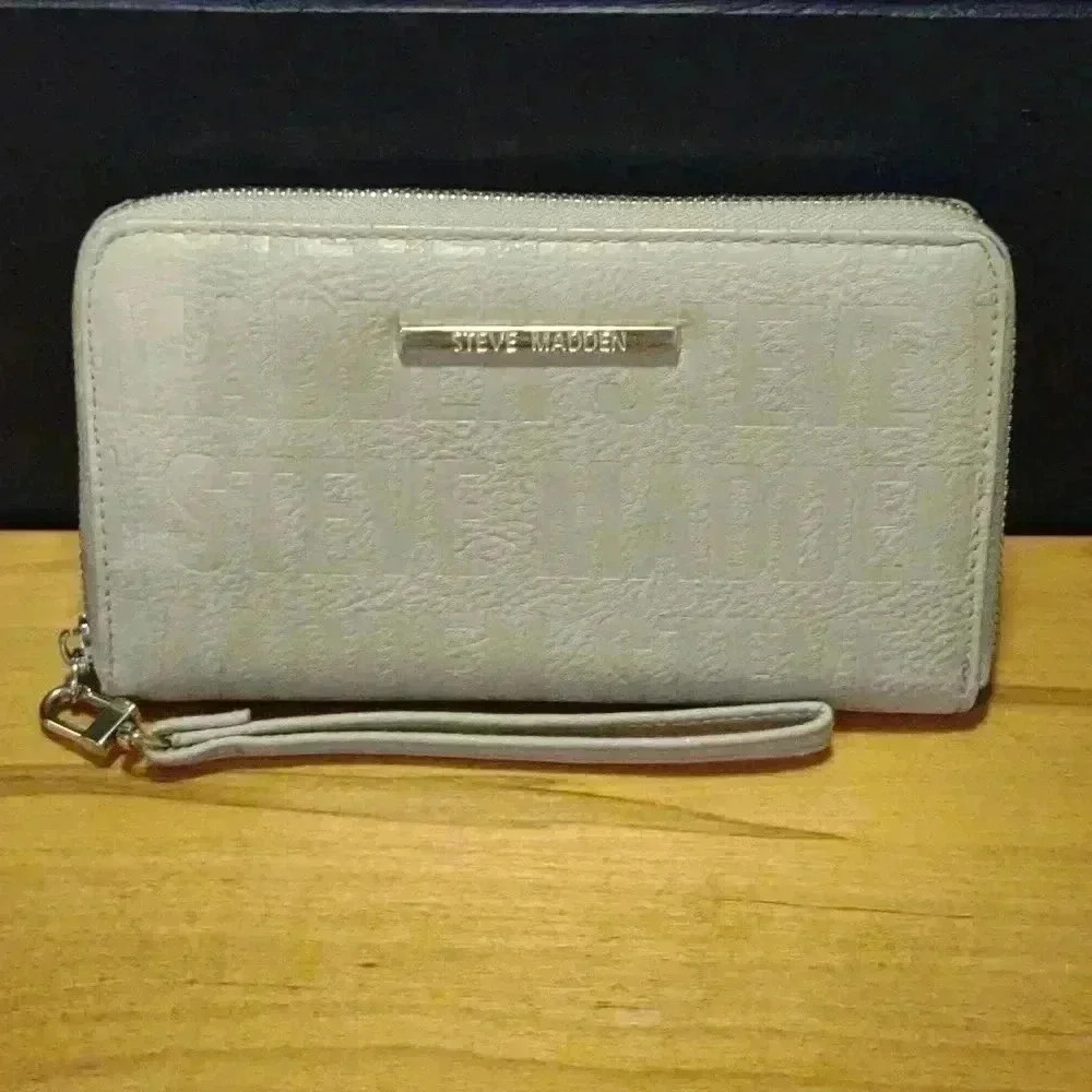 Steve Madden wristlet cream color